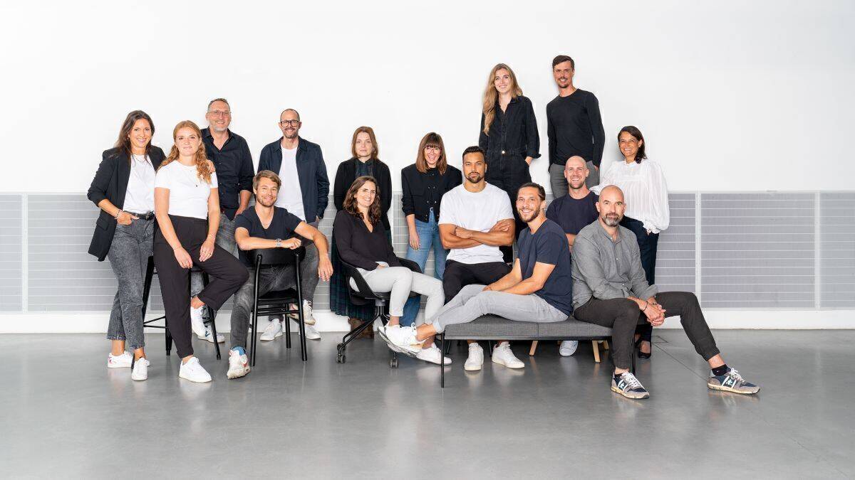 Sitzend v.l.n.r. Carolin Mittelstrass (Client Services Director), Johannes Kemnitzer (Head of Creative Consulting), Eva-Maria Hänel (Director Loyalty & Content Strategy), Joe Butler (Executive Director Digital), Maximilian Kluge (Creative Director), Johannes Brunken (Associate Director Client Services), Matthias Mittermüller (Chief Creative Officer) Stehend v.l.n.r. Nina Mazat (Associate Director), Christian Gottwald (Head of Architecture Studio), Uwe Freytag (Management Lead), Ophelia Otto (Head of Product), Jana-Helena Durchleuchter (Creative Director), Fiorella Frank (Consultant Strategy & Innovation), Bastian Volkert (Associate Director Client Services), Sangeeta Amin (Management Client Services) Nicht im Bild: Luke Lewandowski (Executive Creative Director), Katja Hertin (Director Storytelling)