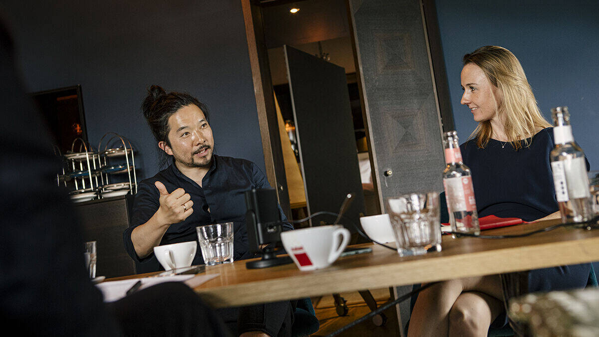 Susanne Grundmann im Austausch mit Toan Nguyen.