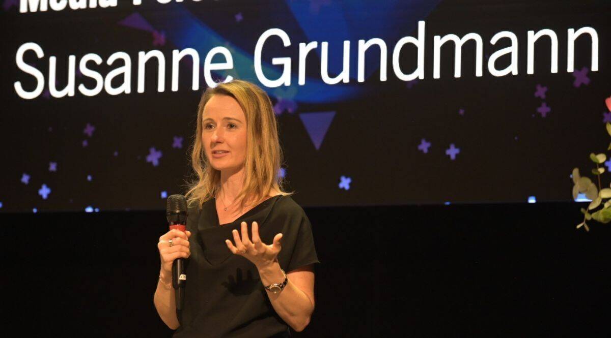 Susanne Grundmann hält ihre Dankesrede bei der Mediapreis-Gala in den Münchner Kammerspielen.