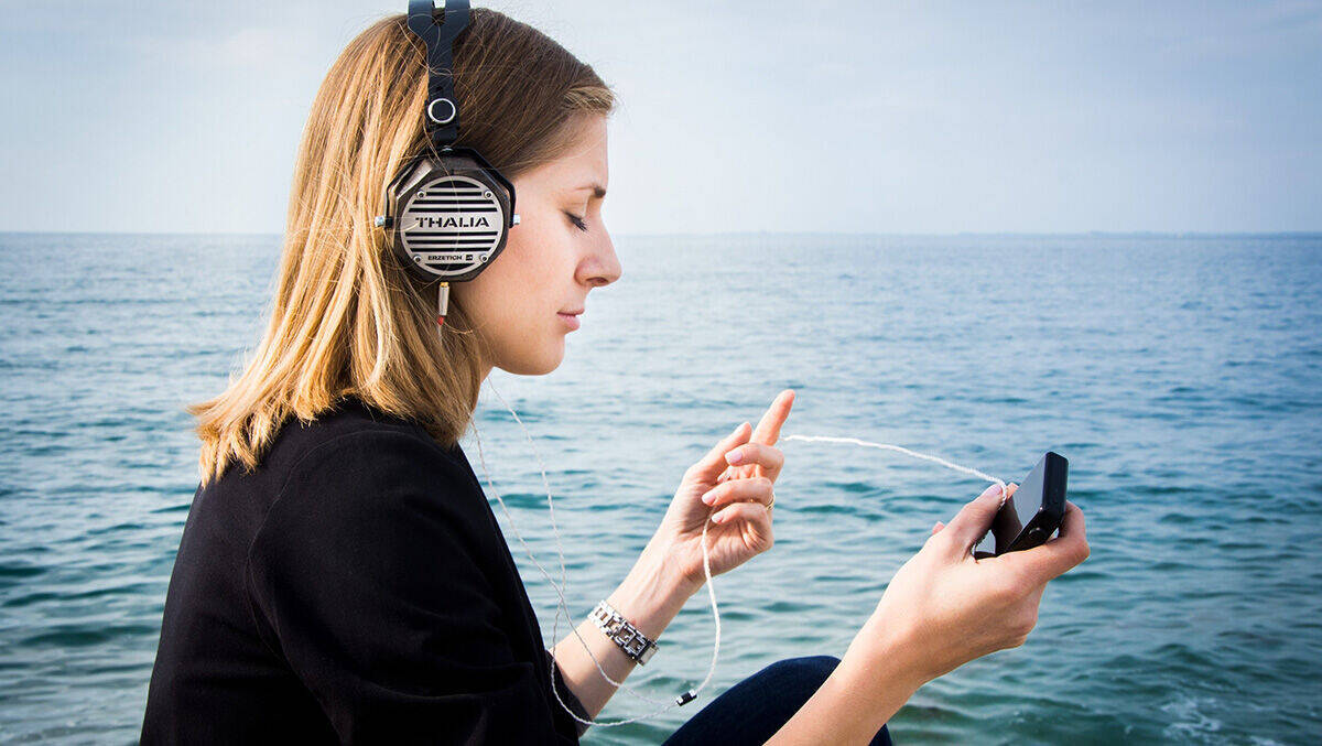 Die digitalen Radio-Hörer:innen sind jünger und kaufkräftiger.