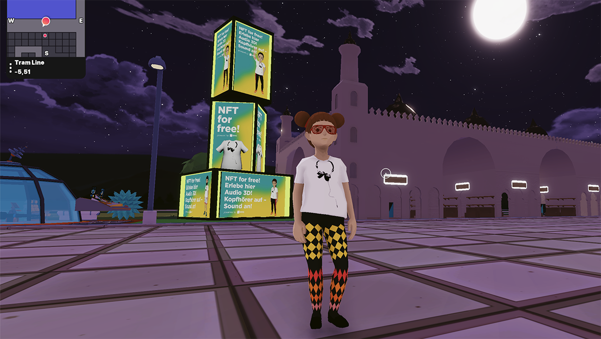 Katharina Zeschkes Avatar spaziert im Decentraland vor den "Cubes" herum.