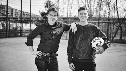 Fabian Scheler und Oliver Fritsch nehmen die Stars der Fußball-Szene in die Mangel.