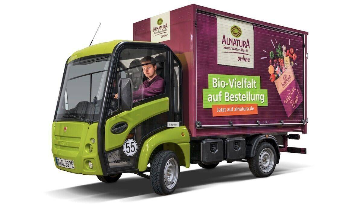 Mit diesen Elektro-LKWs startet Alnatura seinen Dienst in Frankfurt und München. Perspektivisch ist auch eine Lieferung mit Lastenrädern geplant.