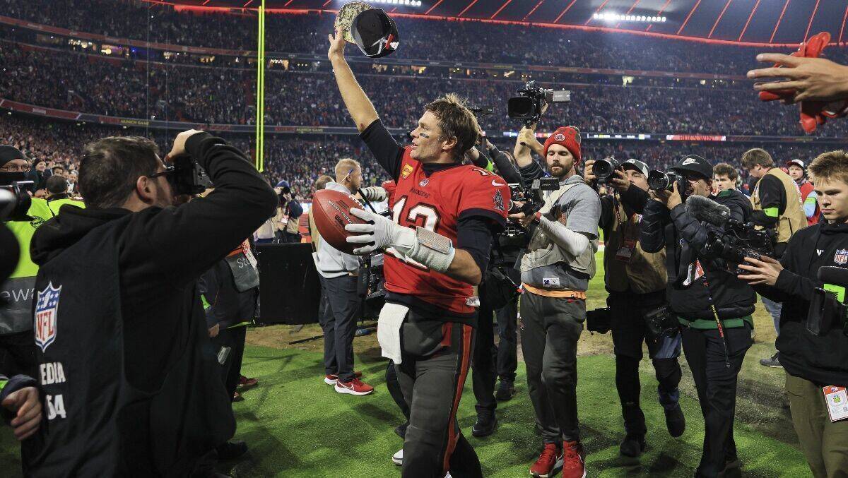 Tom Brady feiert den Sieg seiner Buccaneers in München.