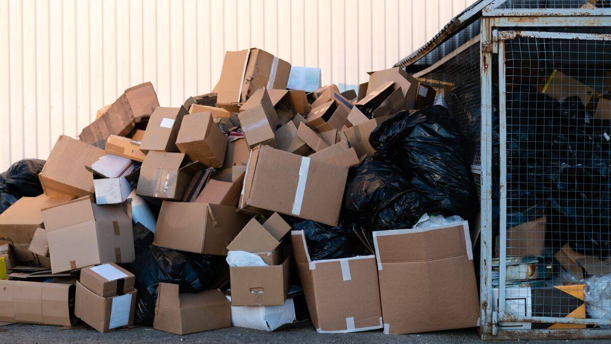 Viele Paket, viel Müll.