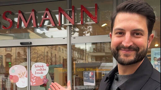 Störtebekker-CEO Darius Greulich vor einer Rossmann-Filiale.