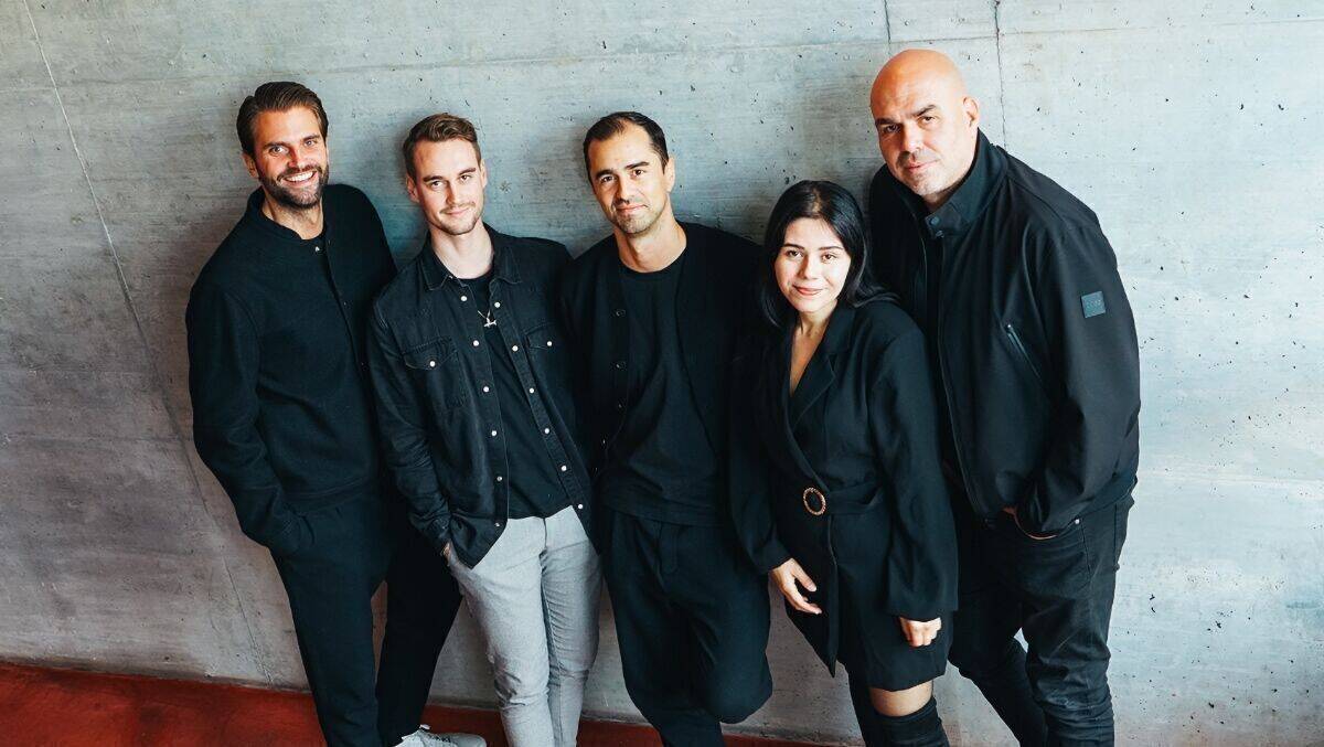 Niels Verlemann, Fabian Fey, Sebastian Jerez, Renata Casanova und Andrej Munivrana von Envy.