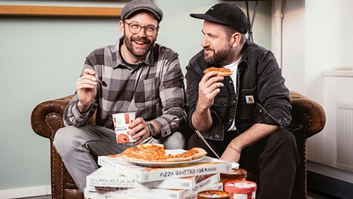 Michael Götz von Gustavo Gusto (li.) und Till Diestel (CCO von Serviceplan Germany) lassen sich Produkte des Herstellers schmecken.