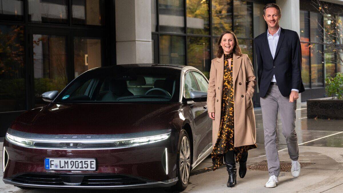 Eva Vogelgesang, Serviceplan PR & Content, und Sebastian Michel, Lucid Motors.