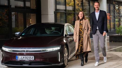 Eva Vogelgesang, Serviceplan PR & Content, und Sebastian Michel, Lucid Motors.