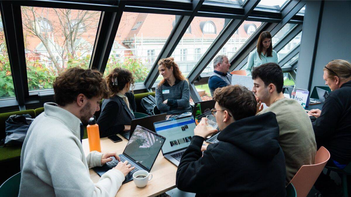  Mensch-Maschine-Interaktion at its best: Bei unseren AI Hackathons bauen junge IT-Profis auf Basis echter Unternehmens-Probleme KI-Prototypen, die Firmen messbare Effizienzvorteile bringen. 