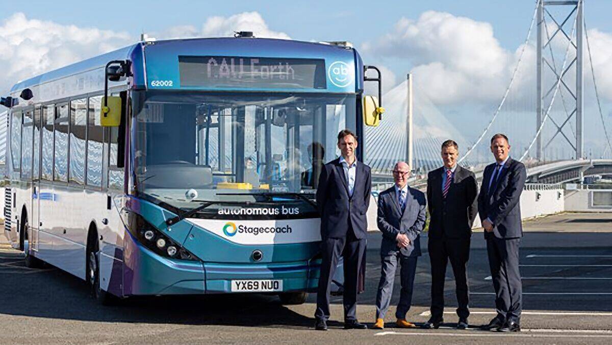 Der erste autonome Linienbus fährt über den Firth of Forth.