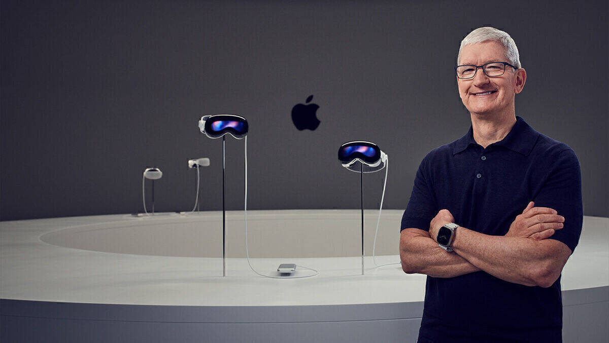 Stolz präsentiert Apple-CEO Tim Cook die ersten Headset-Modelle.