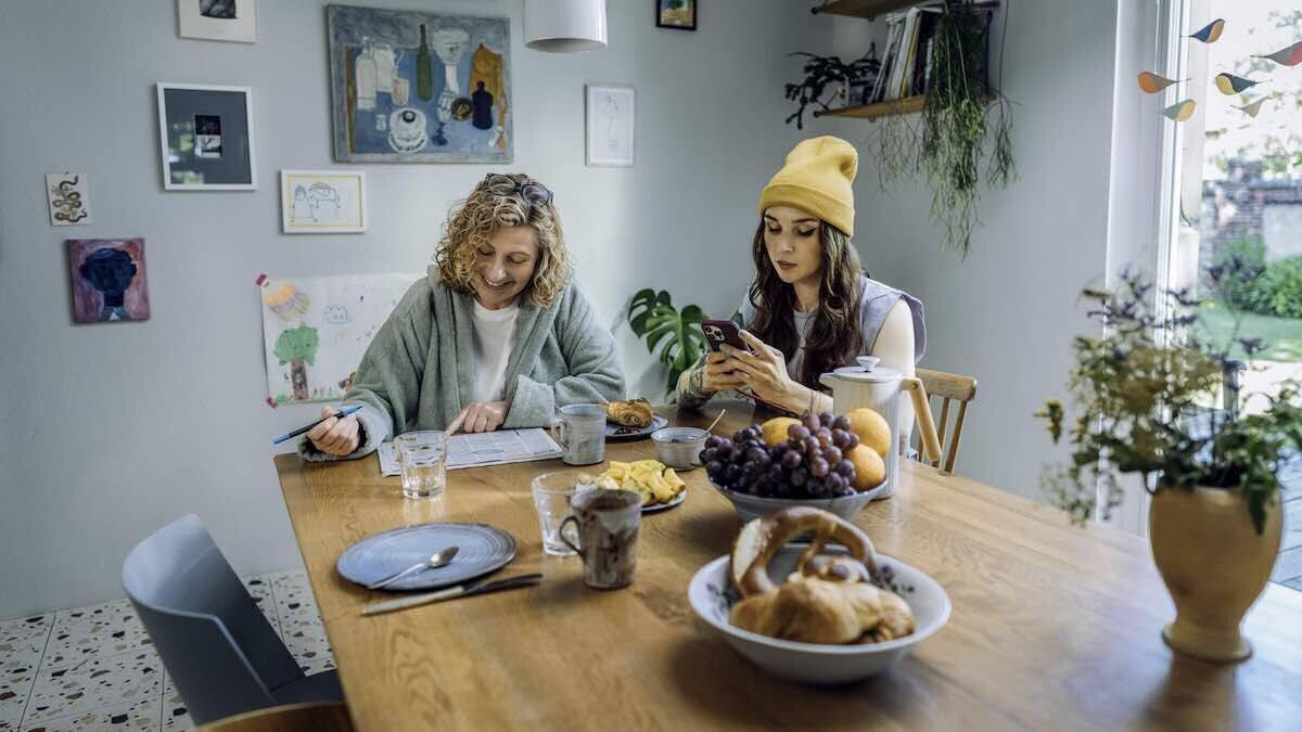 Die Jubiläumskampagne bedient sich an Begrifflichkeiten, die in jüngster Zeit immer populärer auf Social Media werden.