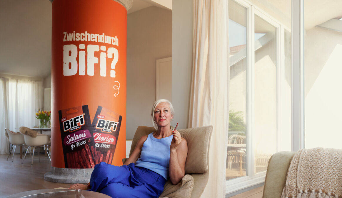 Die erste Werbung, die dich bezahlt: eine Litfaßsäule im Wohnzimmer eines Bifi Fans.