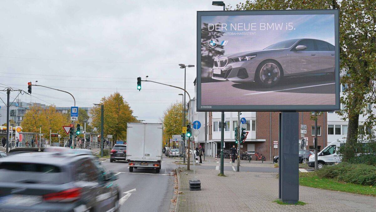 BMW und Ströer feiern Deutschland-Premiere für dynamisches Außenwerbeformat auf Basis von Live-Verkehrsdaten.