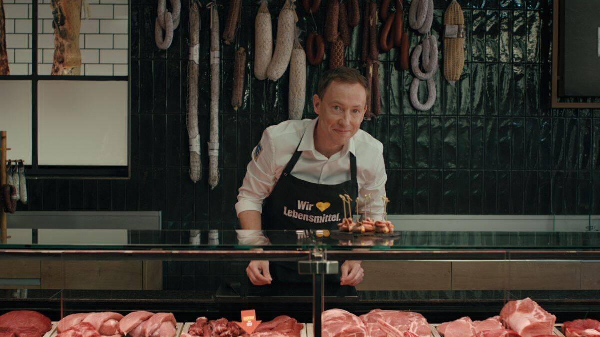 Weiß Bescheid: Der Edeka-Verkäufer.