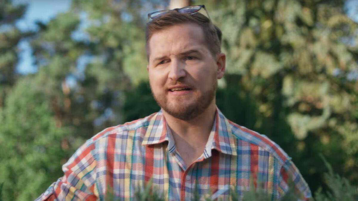 Clemens Brock lässt sich von den Elaris-Modellen überzeugen.