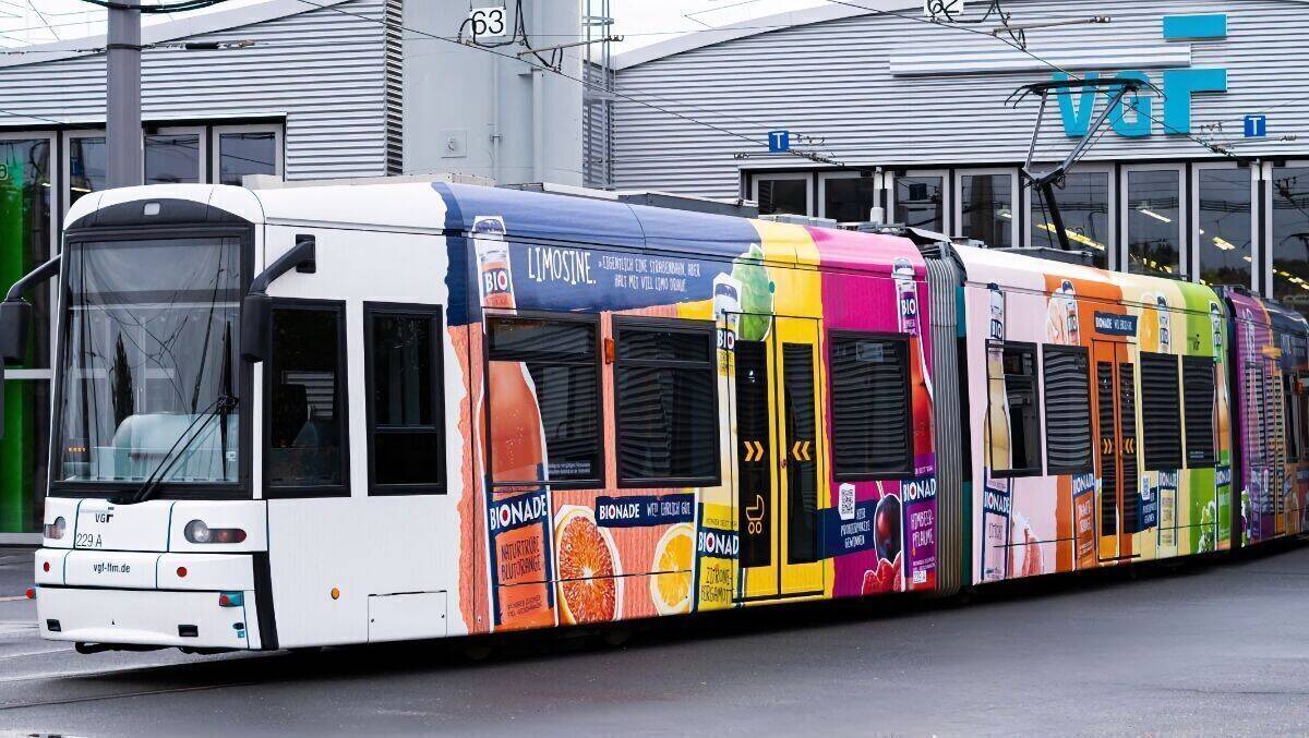 Bionade wirbt ab sofort auf Straßenbahnen.