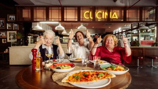 3 echte Nonnas testen L'Osteria-Gerichte. 