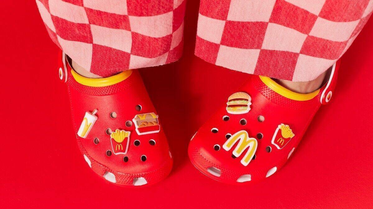 Seit dem 14. November 2023 sind die McDonald's-Crocs erhältlich.