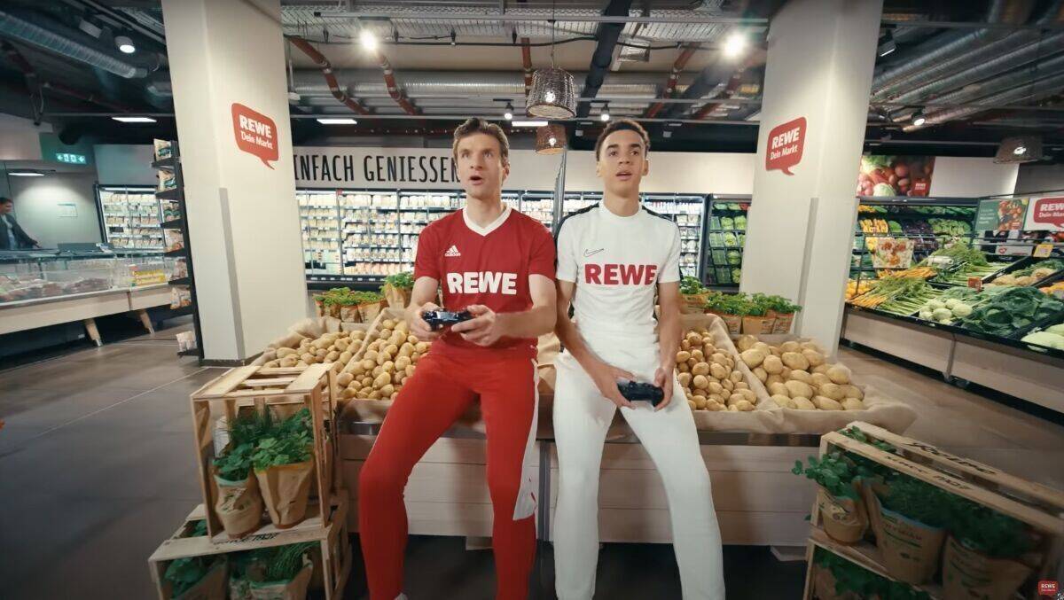 Gemeinsam für Rewe vor der (Werbe-)Kamera: Thomas Müller und Jamal Musiala.