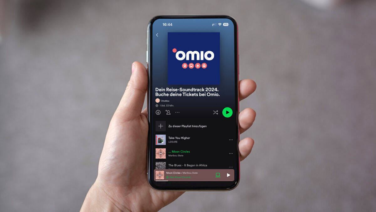 Spotify und Omio mit neuem Reisebuchungskonzept.