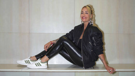 Sarah Connor in Deichmanns Adidas Hoops 3.0 