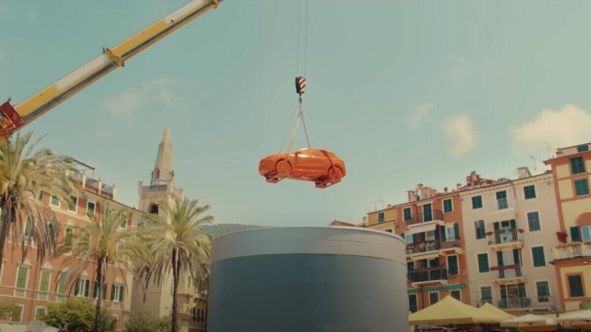 Der einst graue Fiat funkelt nach seinem Farbbad wie ein frischer Aperol Spritz in der Sonne.