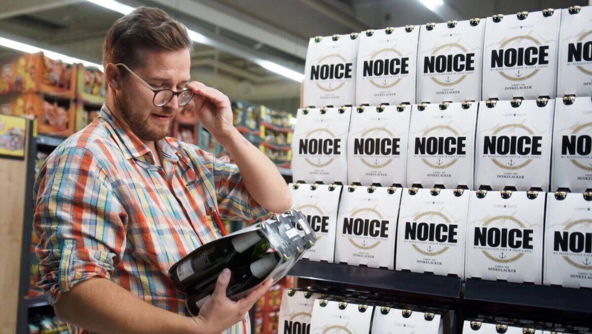 Clemens Brock und sein neues Bier.