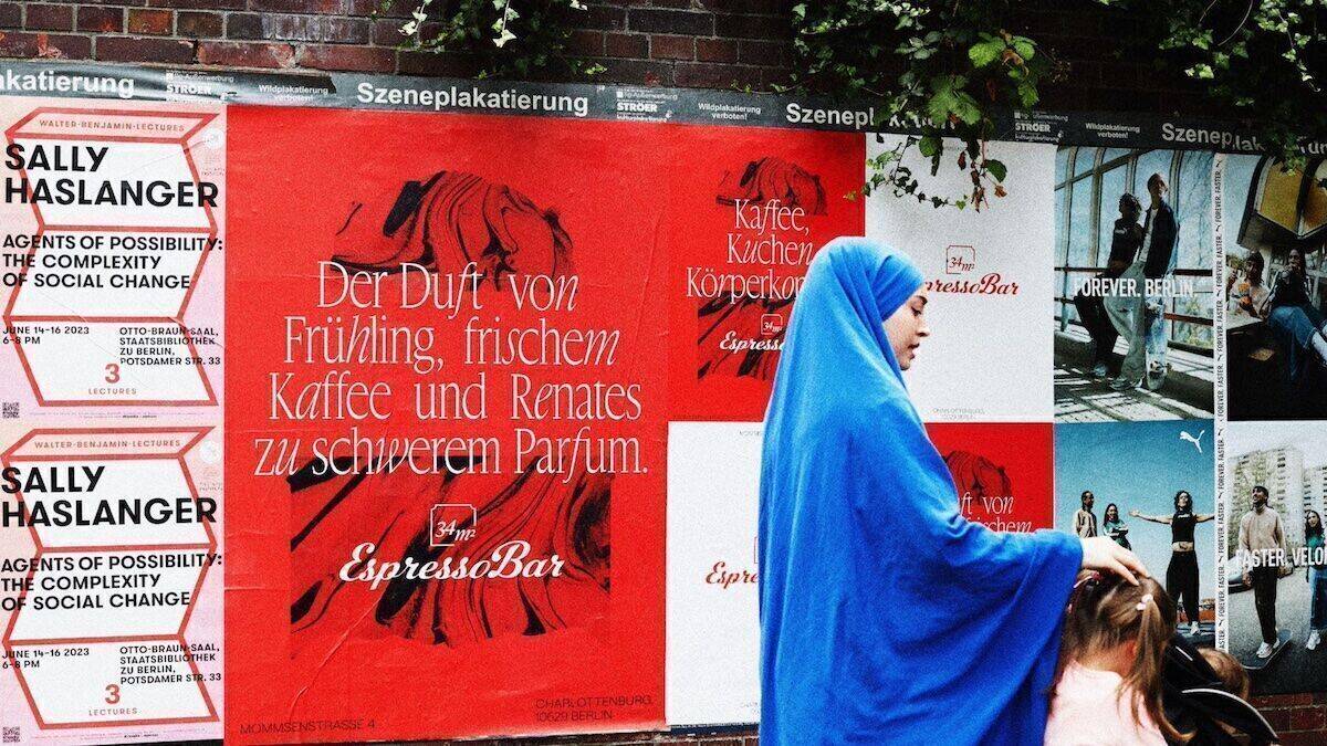 Die kleine Fläche macht den Charme des Cafés aus und steht deshalb im Mittelpunkt der OoH-Kampagne.