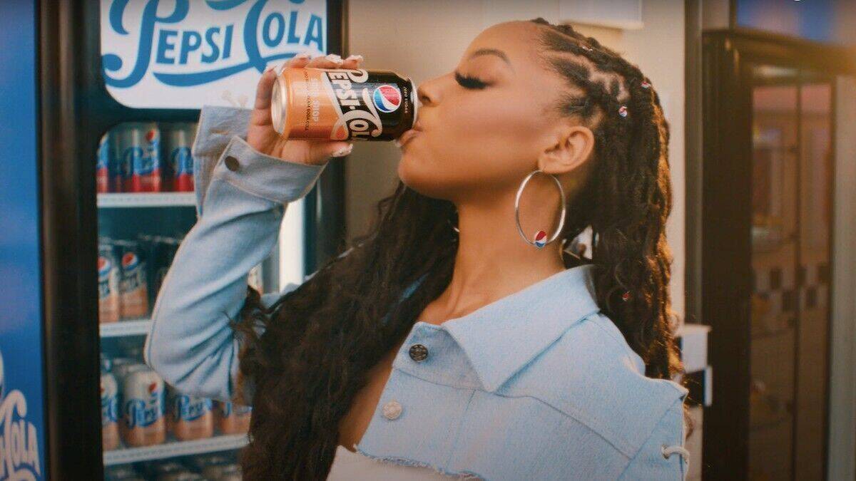 Musikerin Chlöe Bailey trinkt eine Pepsi Cola Soda Shop.