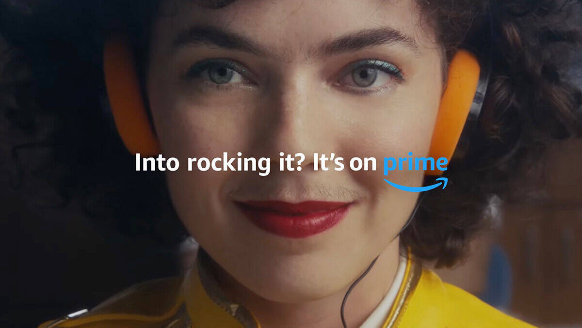Mit Damenbart und Freddie Mercurys gelber Jacke: Amazons neuer Werbestar.