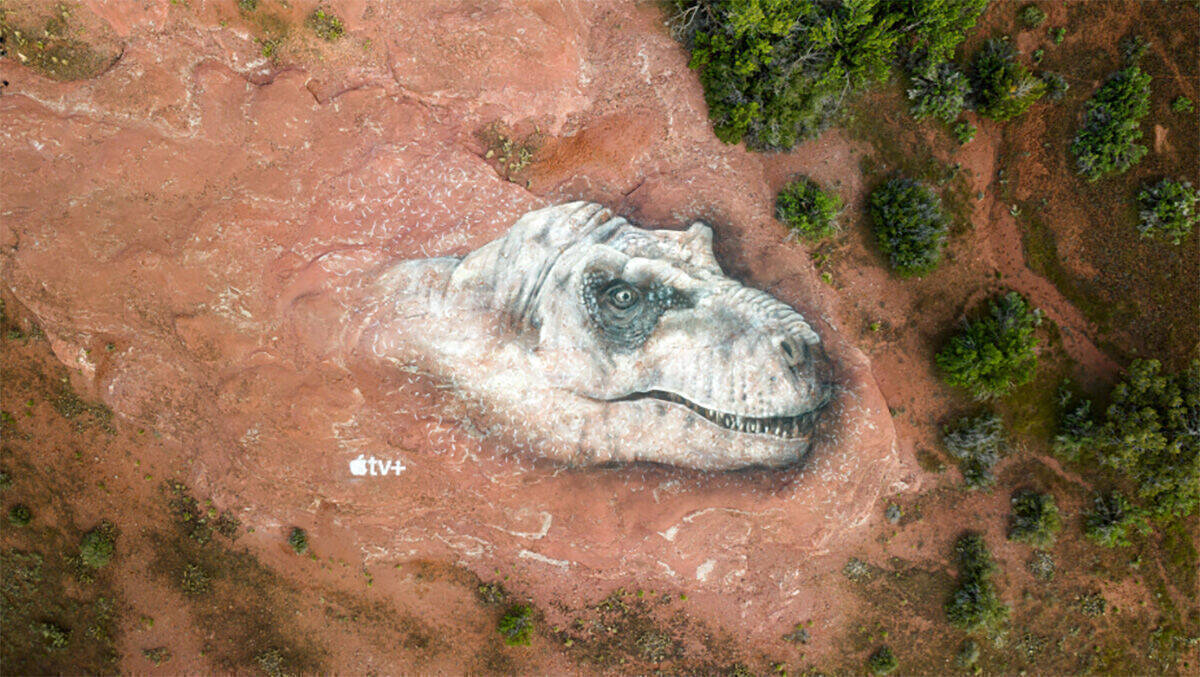 Outdoor-Gemälde eines Tyrannosaurus Rex von David Popa für Apple TV+