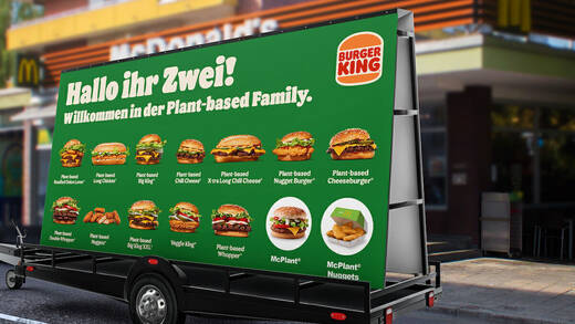 "Die passende Plakatidee hätten wir auch schon", schreibt Burger King auf Instagram. Leider sind die Aufsteller nicht echt.