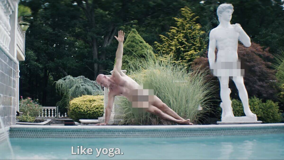 Ob Yoga am Pool, Gewichte stemmen oder sogar Laufen: Meloni hasst Fitnessstudios, denn dort kann er nicht nackt trainieren.