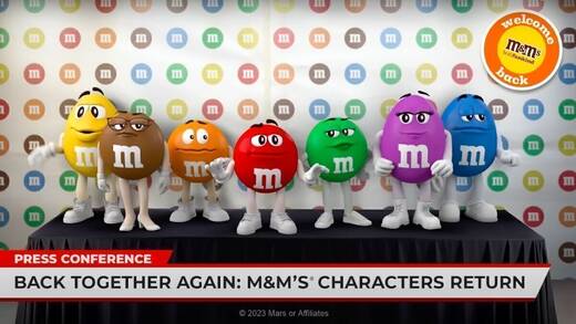 Auf einer Pressekonferenz nach dem Super Bowl äußern sich die M&M Maskottchen zu ihrer Rückkehr.