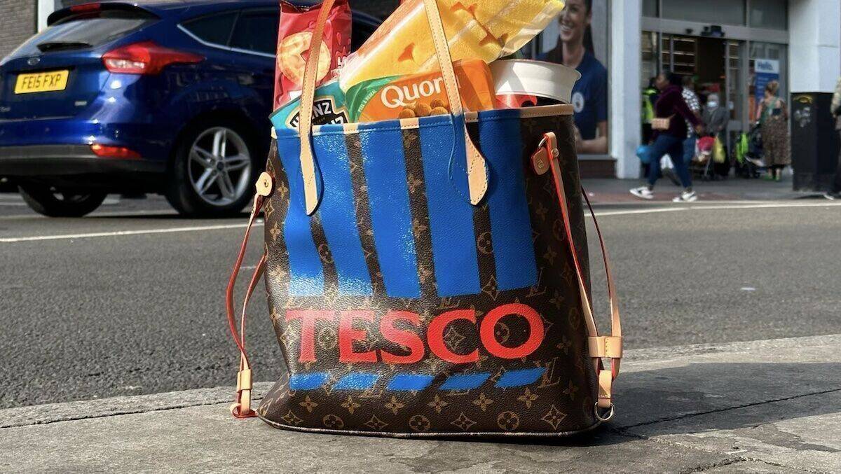 Darum wurde diese Louis-Vuitton-Tasche mit dem Tesco-Logo bemalt