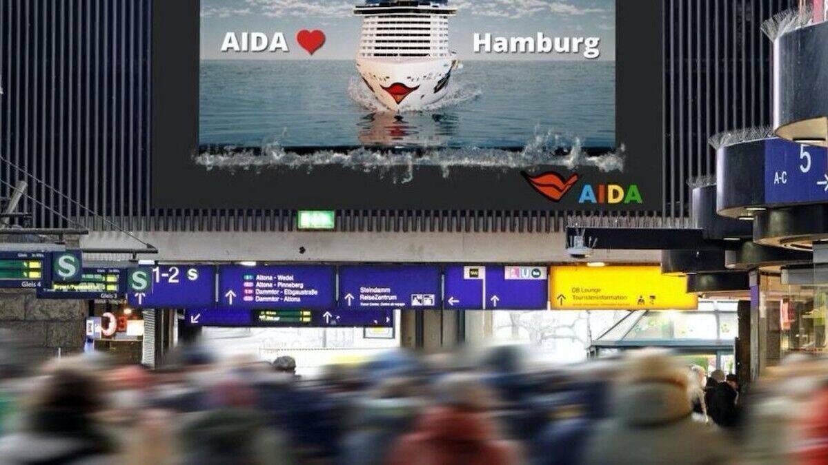 Aida Cruises präsentiert digitale Außenwerbung mit 3D-animierten Wellen an einem Bahnhof. 