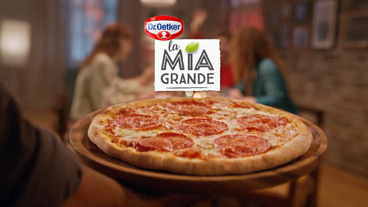 Dr. Oetker will mit seiner neuen TV-Kampagne zur "La Mia Grande"-Pizza die Lust auf einen geselligen Abend zu Hause wecken.