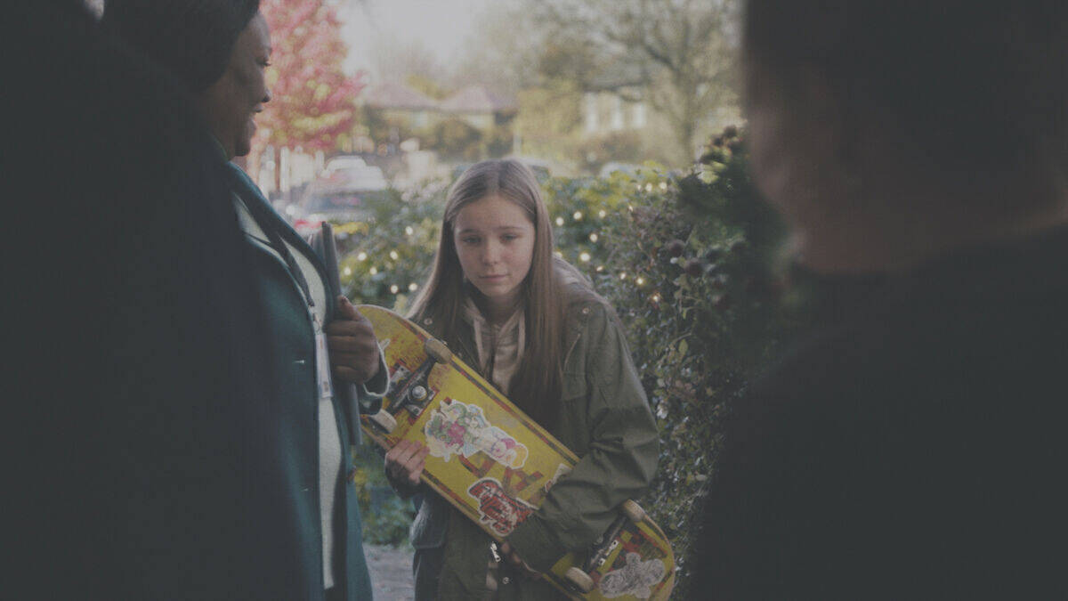 Eine Jugendliche kommt kurz vor Weihnachten in eine Pflegefamilie. Mit dabei: ein Skateboard.