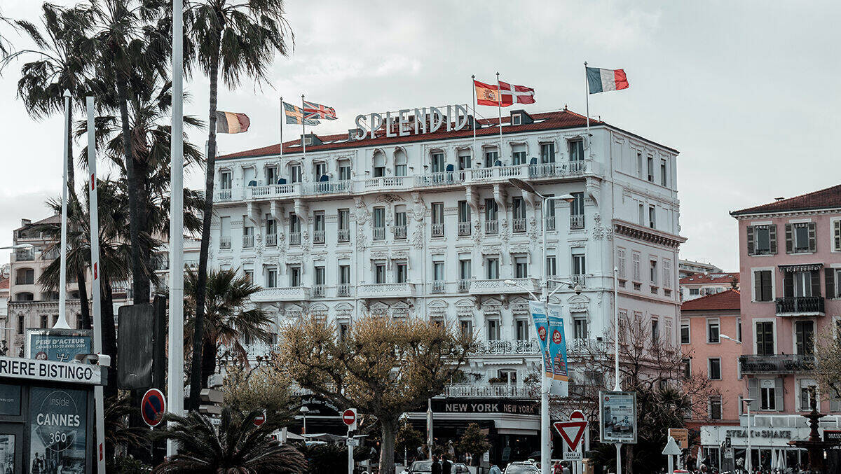 Vor dem Palais links: Hotel Splendid