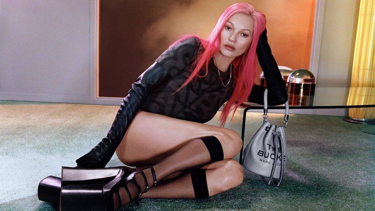 Kate Moss posiert in einer neuen Marc Jacobs-Kampagne mit leuchtend pinkem Haar.