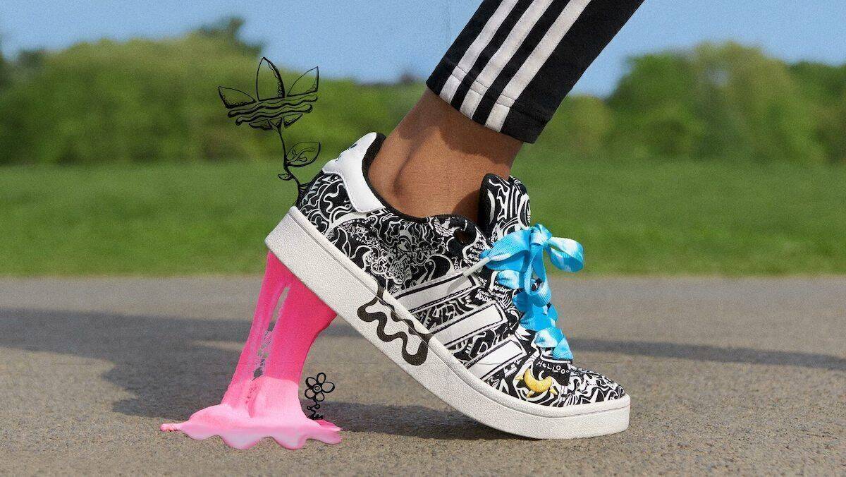 Schwarz-weißes Linework, dicke, blau-weiße Schnürsenkel: Das ist der gemeinsame Schuh von Fewocious und Adidas.