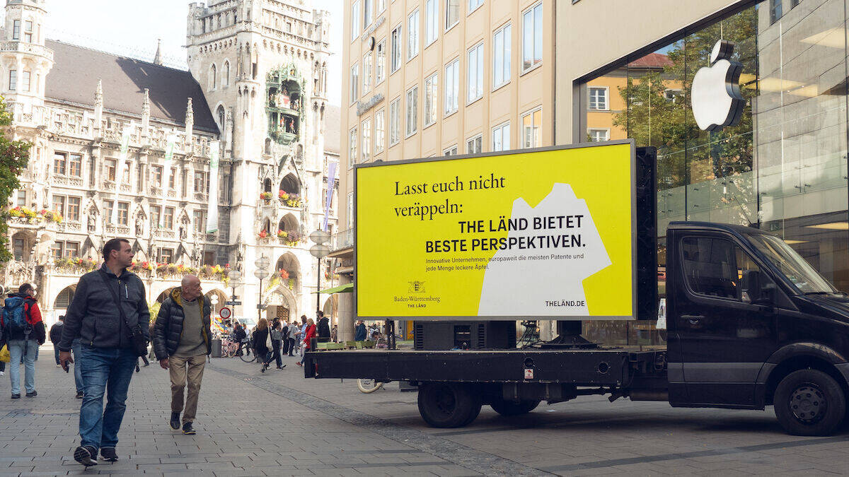 Ein Plakat vor dem Apple-Store in München: "Lass sich nicht veräppeln. The Länd bietet beste Perspektiven"