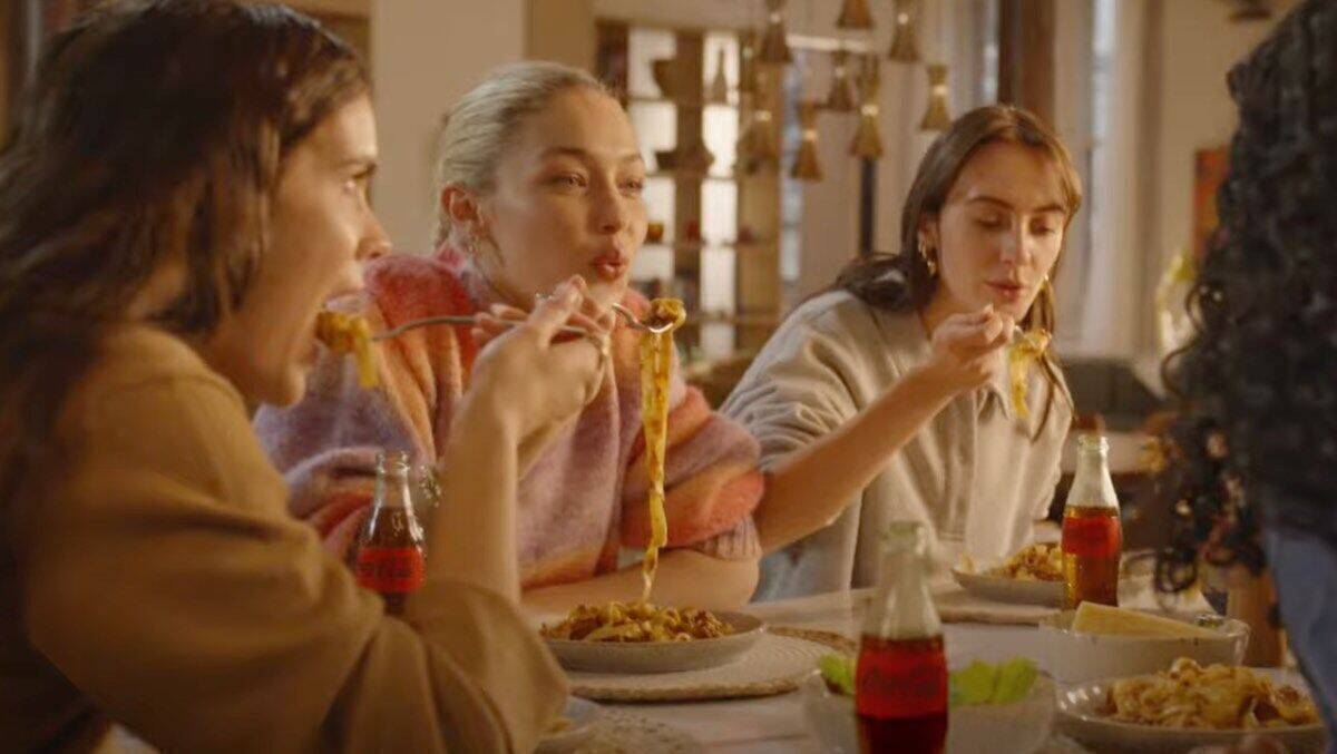 Gigi Hadid (2.v.l.) hat zur Pasta-Party für Coca-Cola eingeladen.