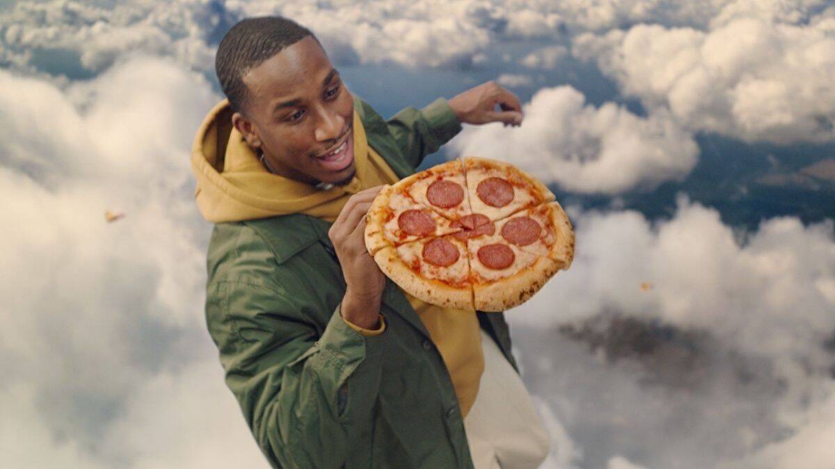 Schweben durch den Himmel: Gustavo Gusto Extra Luftig und der Pizza-Liebhaber.