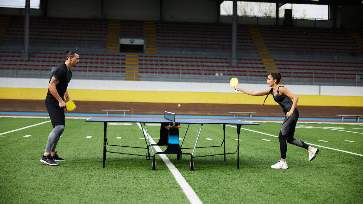 Nicht Fußball, sondern Tischtennis: Nadia Nadim spielt gegen Zlatan Ibrahimović.