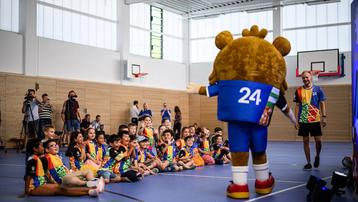 Das noch namenlose Maskottchen trat als Überraschungsgast in einer Grundschule in Gelsenkirchen auf. Doch wie sieht es von vorne aus?