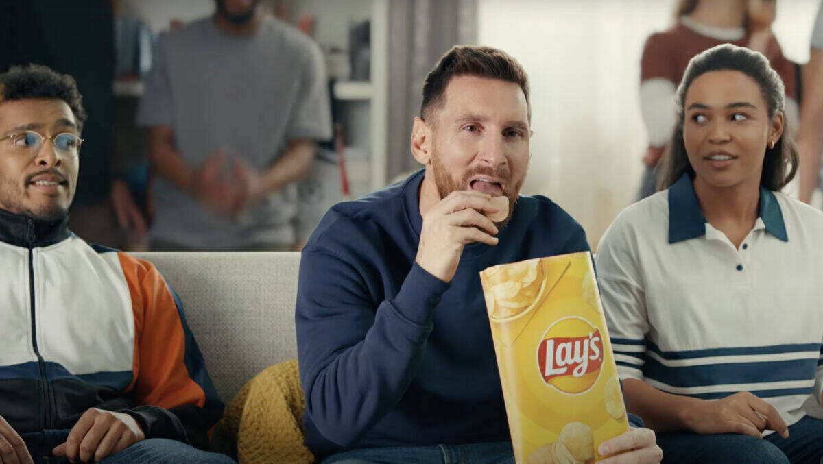 Mit einer Tüte Lay's fühlt sich Lionel Messi offensichtlich wohl.
